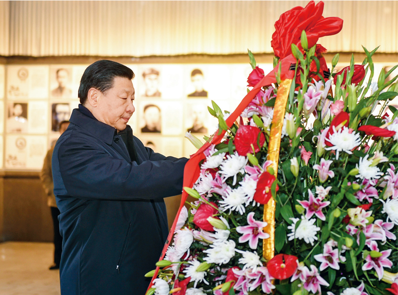 2016年2月1日至3日，中共中央總書記、國(guó)家主席、中央軍委主席習(xí)近平來到江西，看望慰問廣大干部群眾和駐贛部隊(duì)。這是2月2日，習(xí)近平在井岡山革命烈士陵園向革命烈士敬獻(xiàn)花籃。 新華社記者 謝環(huán)馳/攝