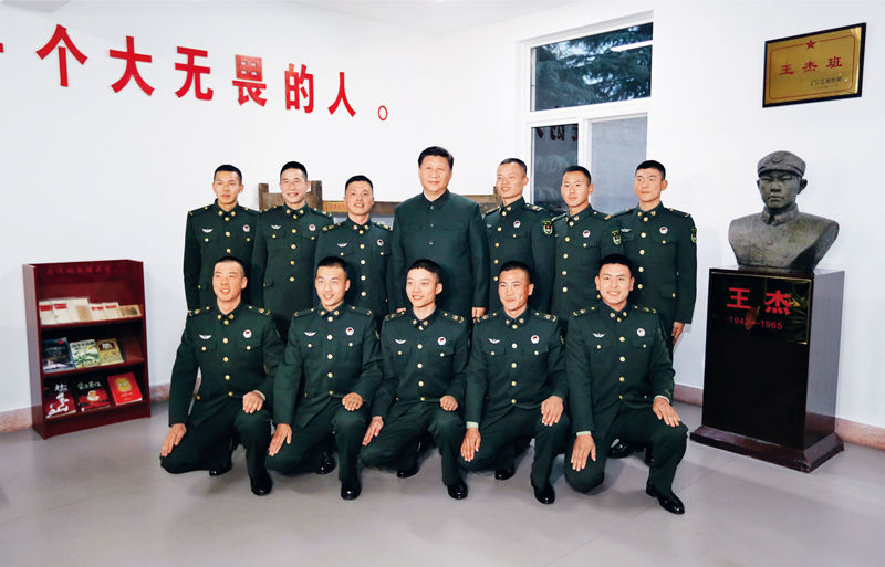 2017年12月13日，中共中央總書記、國(guó)家主席、中央軍委主席習(xí)近平到第71集團(tuán)軍視察。這是習(xí)近平同“王杰班”戰(zhàn)士合影。 新華社記者 李剛/攝