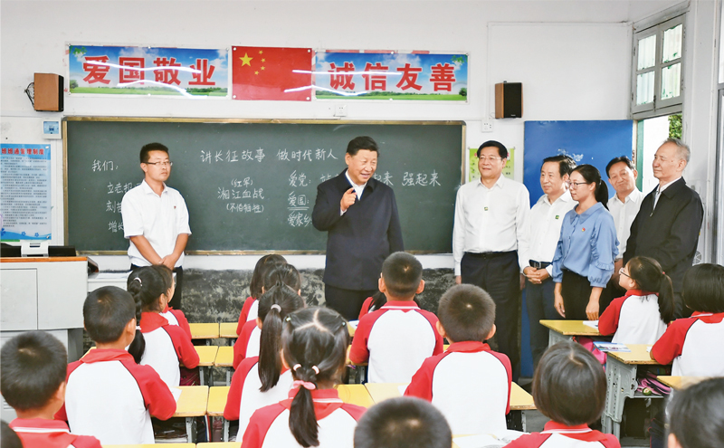 2020年9月16日至18日，中共中央總書記、國(guó)家主席、中央軍委主席習(xí)近平在湖南考察。這是16日下午，習(xí)近平在郴州市汝城縣文明瑤族鄉(xiāng)第一片小學(xué)，同正在上思政課的同學(xué)們親切交流。 新華社記者 謝環(huán)馳/攝