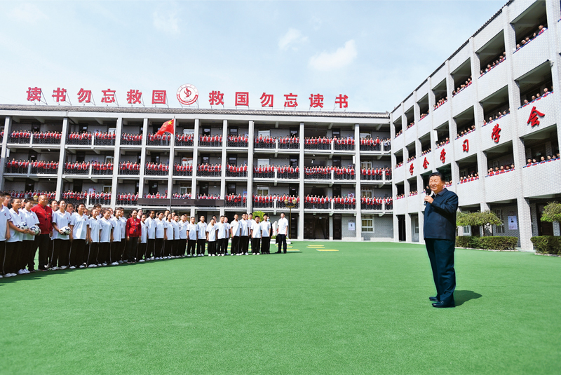2021年9月13日至14日，中共中央總書記、國(guó)家主席、中央軍委主席習(xí)近平在陜西省榆林市考察。這是14日上午，習(xí)近平在綏德實(shí)驗(yàn)中學(xué)考察時(shí)，同師生親切交流。 新華社記者 謝環(huán)馳/攝